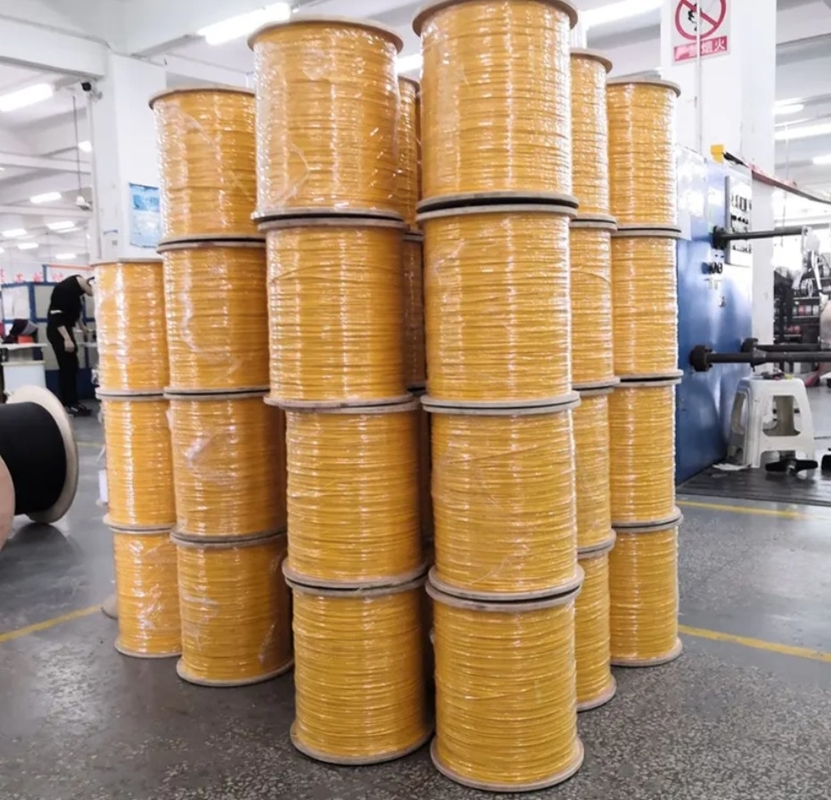 Single/Multi Mode Indoor Fiber Optic Cable with Aramid Yarn Strength Member and PVC/LSZH Inner Sheath Material